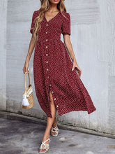 Vestido de lunares con cuello en V y manga corta